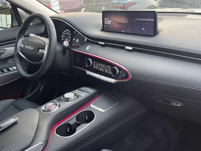 Подержанный Genesis GV70 I Рестайлинг, 2.5 л, 2025 в Шардже от Al Nukhba Al Malakyah Used Cars Серебристый цвет. Американская | AUTO.AE