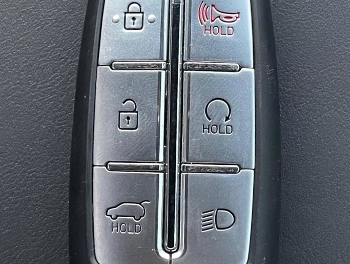 Подержанный Genesis GV70 I Рестайлинг, 2.5 л, 2025 в Шардже от Al Nukhba Al Malakyah Used Cars Серебристый цвет. Американская | AUTO.AE