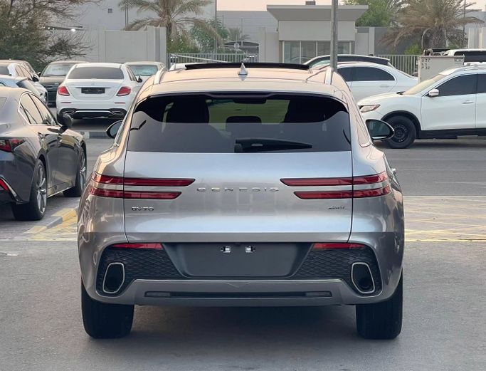 Подержанный Genesis GV70 I Рестайлинг, 2.5 л, 2025 в Шардже от Al Nukhba Al Malakyah Used Cars Серебристый цвет. Американская | AUTO.AE
