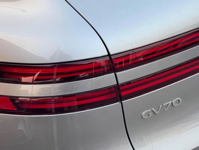 Подержанный Genesis GV70 I Рестайлинг, 2.5 л, 2025 в Шардже от Al Nukhba Al Malakyah Used Cars Серебристый цвет. Американская | AUTO.AE