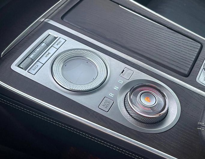 Подержанный Genesis GV80 I, 3.5 л, 2021 в Шардже от Al Nukhba Al Malakyah Used Cars Бордовый цвет. Американская | AUTO.AE