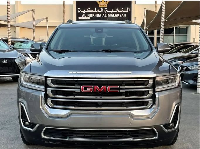 Подержанный GMC Acadia II Рестайлинг, 3.6 л, 2021 в Шардже от Al Nukhba Al Malakyah Used Cars Серебристый цвет. Американская | AUTO.AE