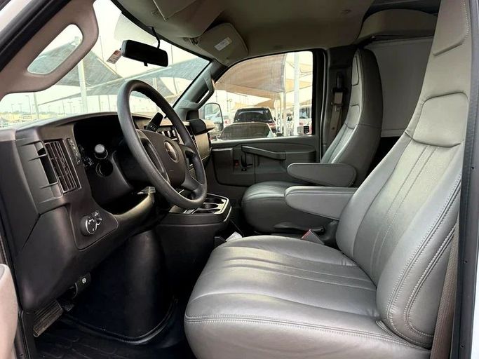 Подержанный GMC Savana I Рестайлинг, 6.6 л, 2021 в Шардже от Al Saqr Al Mutaliq Белый цвет. GCC | AUTO.AE