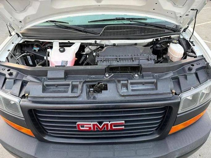 Подержанный GMC Savana I Рестайлинг, 6.6 л, 2021 в Шардже от Al Saqr Al Mutaliq Белый цвет. GCC | AUTO.AE