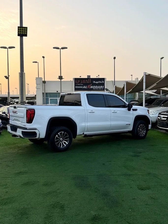 Used GMC Sierra IV, 4.3 l, 2021 in Sharjah by Ahmad alkhodari Motors, White color. GCC Specs | AUTO.AE