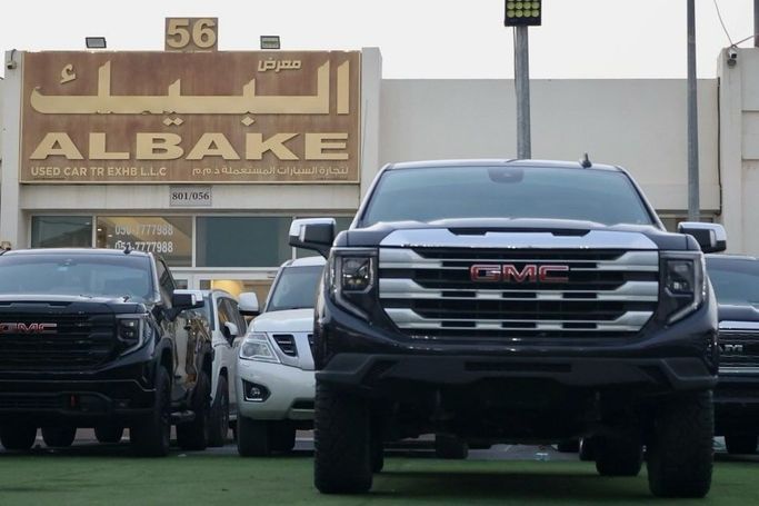 Подержанный GMC Sierra IV Рестайлинг, 2.7 л, 2023 в Шардже от Al Bake Used Cars Черный цвет. GCC | AUTO.AE