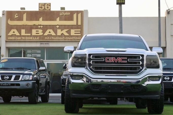 Подержанный GMC Sierra III (K2XX) Рестайлинг, 4.3 л, 2016 в Шардже от Al Bake Used Cars Белый цвет.  | AUTO.AE