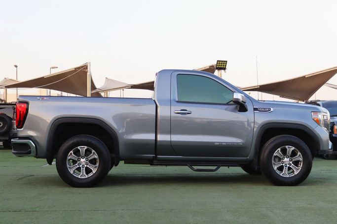 Подержанный GMC Sierra IV, 5.3 л, 2021 в Шардже от Dar Al Hay Used Cars Серый цвет. Other | AUTO.AE