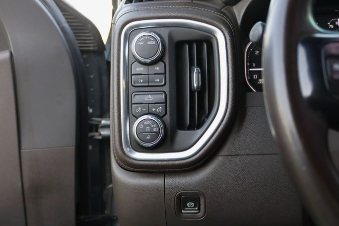 Подержанный GMC Sierra IV, 5.3 л, 2021 в Шардже от Dar Al Hay Used Cars Серый цвет. Other | AUTO.AE