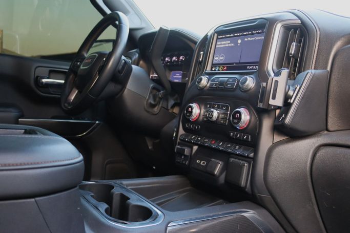 Подержанный GMC Sierra IV, 6.2 л, 2020 в Шардже от Dar Al Hay Used Cars Белый цвет. Other | AUTO.AE