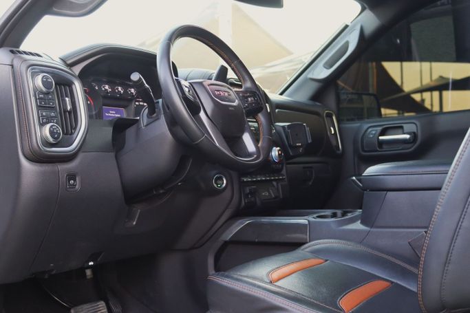 Подержанный GMC Sierra IV, 6.2 л, 2020 в Шардже от Dar Al Hay Used Cars Белый цвет. Other | AUTO.AE