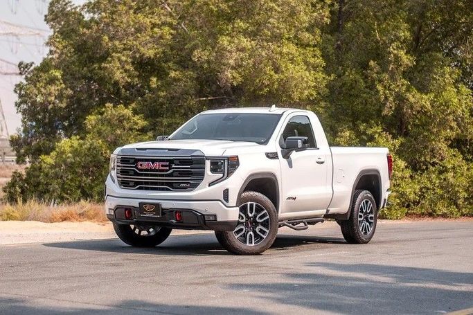 Подержанный GMC Sierra IV Рестайлинг, 5.3 л, 2024 в Шардже от First Choice Cars Белый цвет. GCC | AUTO.AE