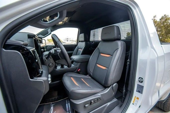 Подержанный GMC Sierra IV Рестайлинг, 5.3 л, 2024 в Шардже от First Choice Cars Белый цвет. GCC | AUTO.AE