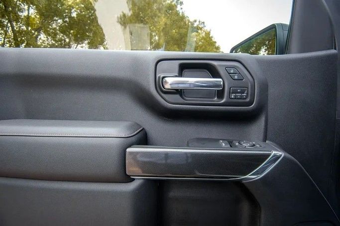 Подержанный GMC Sierra IV Рестайлинг, 5.3 л, 2024 в Шардже от First Choice Cars Белый цвет. GCC | AUTO.AE