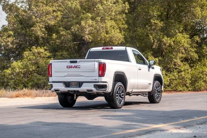 Подержанный GMC Sierra IV Рестайлинг, 5.3 л, 2024 в Шардже от First Choice Cars Белый цвет. GCC | AUTO.AE