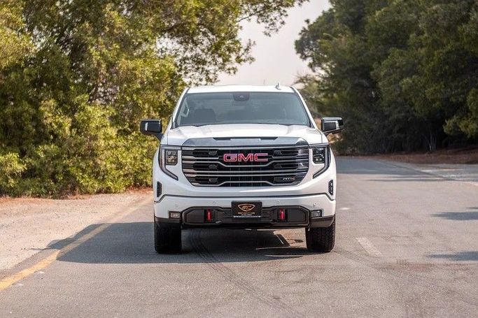 Подержанный GMC Sierra IV Рестайлинг, 5.3 л, 2024 в Шардже от First Choice Cars Белый цвет. GCC | AUTO.AE