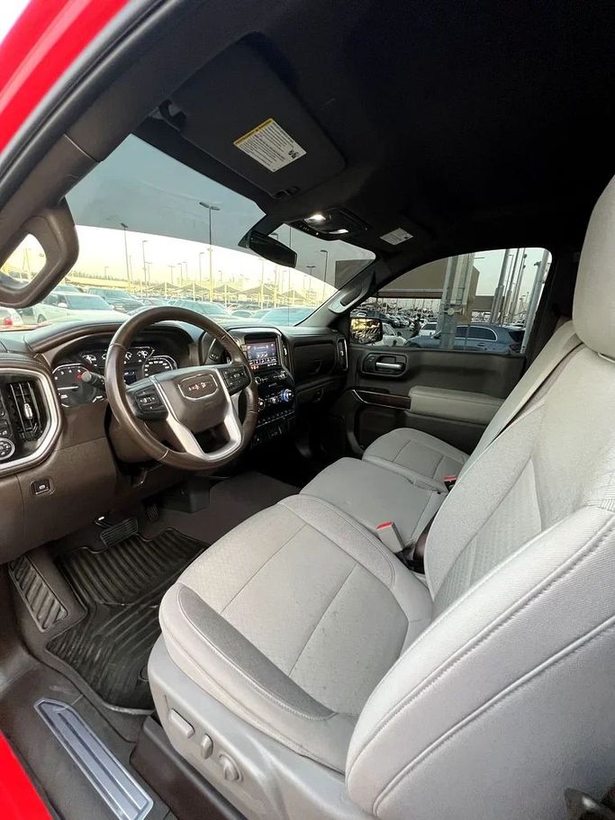 Подержанный GMC Sierra IV, 5.3 л, 2021 в Шардже от Taj Al Impratoor Used Cars Красный цвет. GCC | AUTO.AE