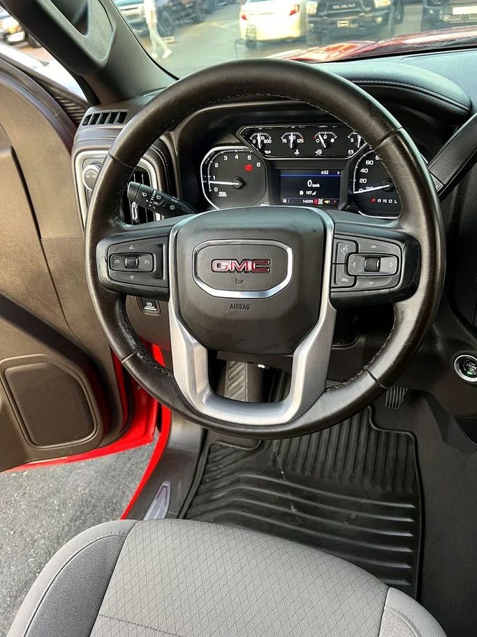 Подержанный GMC Sierra IV, 5.3 л, 2021 в Шардже от Taj Al Impratoor Used Cars Красный цвет. GCC | AUTO.AE