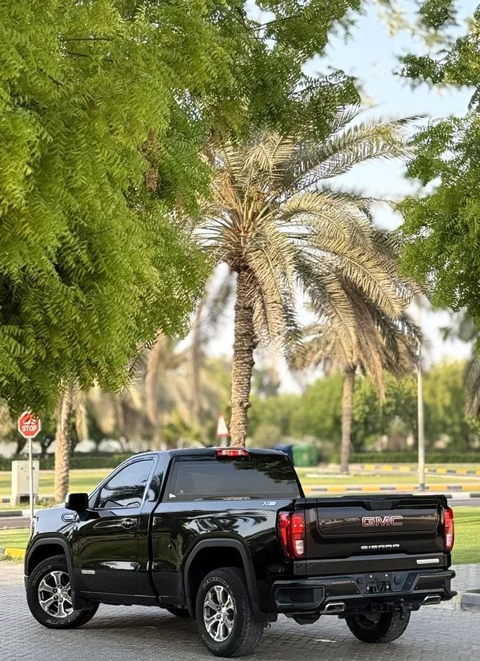 Подержанный GMC Sierra IV, 5.3 л, 2021 в Шардже от Taj Al Impratoor Used Cars Черный цвет. GCC | AUTO.AE