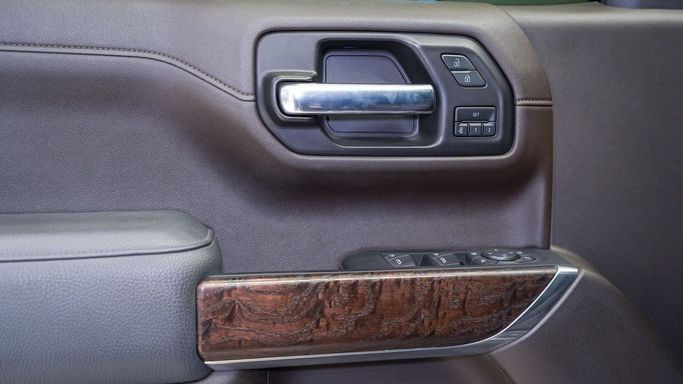 Подержанный GMC Sierra IV Рестайлинг, 6.2 л, 2022 в Шардже от Alsalama Motors Черный цвет. GCC | AUTO.AE