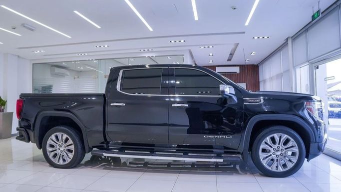 Подержанный GMC Sierra IV Рестайлинг, 6.2 л, 2022 в Шардже от Alsalama Motors Черный цвет. GCC | AUTO.AE