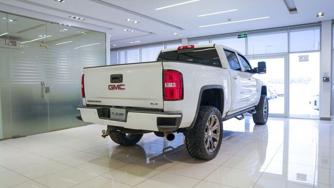 Подержанный GMC Sierra III (K2XX) Рестайлинг, 5.3 л, 2018 в Шардже от Alsalama Motors Белый цвет. Канадская | AUTO.AE
