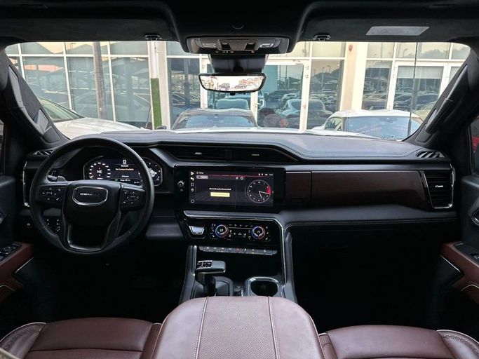 Подержанный GMC Sierra IV Рестайлинг, 6.2 л, 2024 в Шардже от Noor Al Seyoh Used Cars Белый цвет. GCC | AUTO.AE