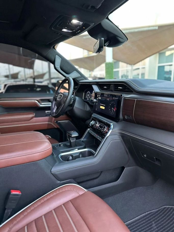 Подержанный GMC Sierra IV Рестайлинг, 6.2 л, 2024 в Шардже от Noor Al Seyoh Used Cars Белый цвет. GCC | AUTO.AE