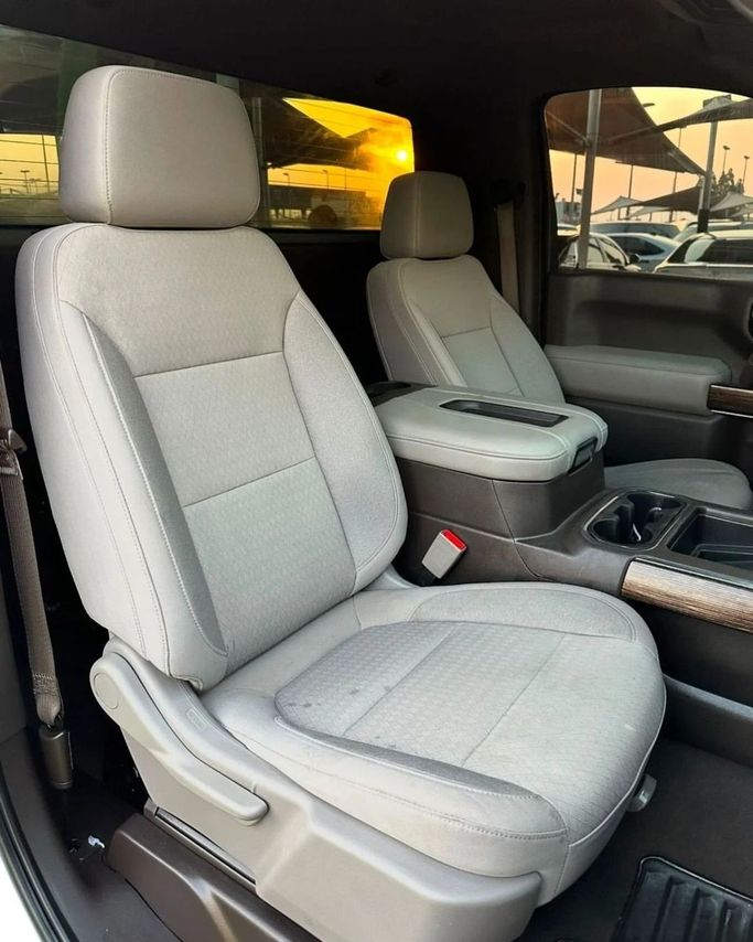 Подержанный GMC Sierra IV, 5.3 л, 2019 в Шардже от Noor Al Seyoh Used Cars Белый цвет. GCC | AUTO.AE