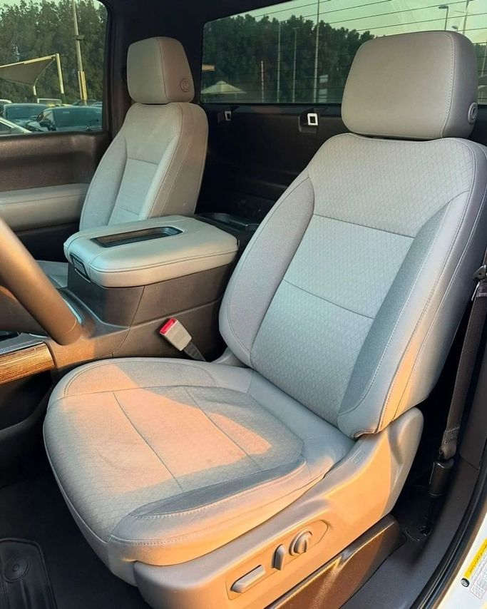 Подержанный GMC Sierra IV, 5.3 л, 2019 в Шардже от Noor Al Seyoh Used Cars Белый цвет. GCC | AUTO.AE