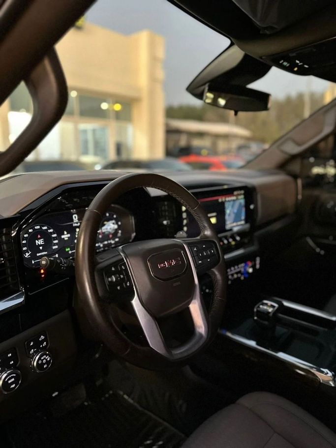 Подержанный GMC Sierra IV Рестайлинг, 5.3 л, 2023 в Шардже от Noor Al Seyoh Used Cars Белый цвет. GCC | AUTO.AE