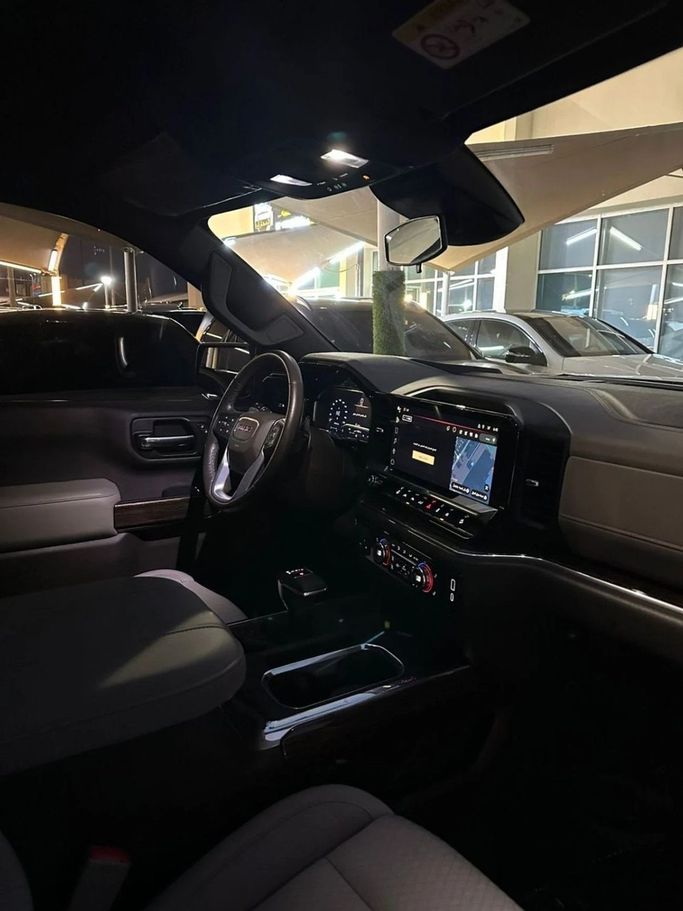 Подержанный GMC Sierra IV Рестайлинг, 5.3 л, 2023 в Шардже от Noor Al Seyoh Used Cars Белый цвет. GCC | AUTO.AE
