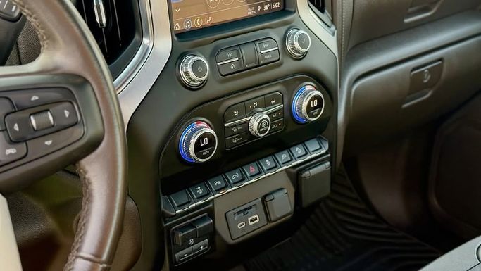 Подержанный GMC Sierra IV, 5.3 л, 2021 в Шардже от Badar Used Cars Белый цвет.  | AUTO.AE