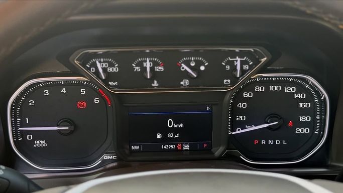 Подержанный GMC Sierra IV, 5.3 л, 2021 в Шардже от Badar Used Cars Белый цвет.  | AUTO.AE