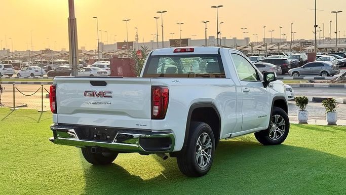Подержанный GMC Sierra IV, 5.3 л, 2021 в Шардже от Badar Used Cars Белый цвет.  | AUTO.AE