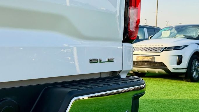 Подержанный GMC Sierra IV, 5.3 л, 2021 в Шардже от Badar Used Cars Белый цвет.  | AUTO.AE