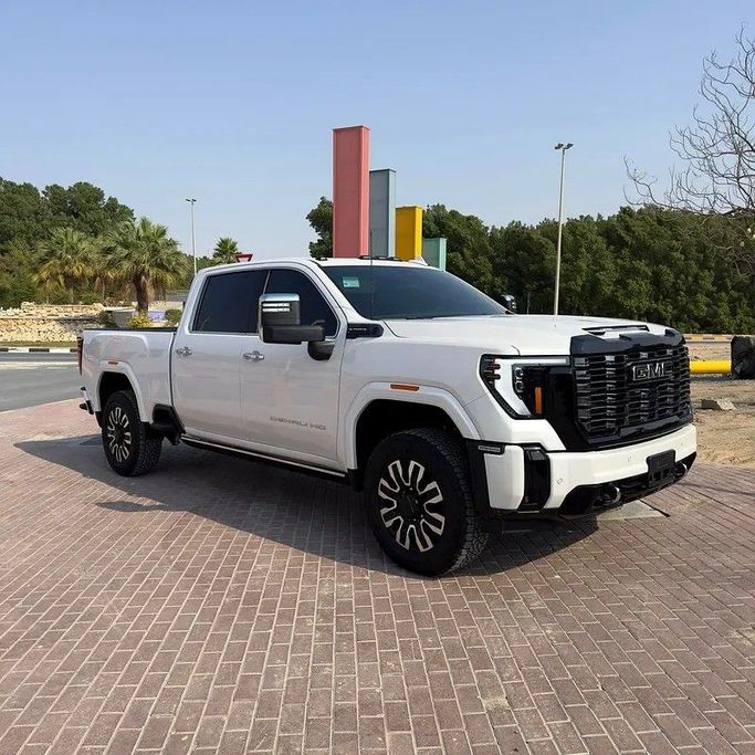 Подержанный GMC Sierra IV Рестайлинг, 3.0 л, 2025 в Шардже от Golden Desert Used Car Белый цвет. Other | AUTO.AE