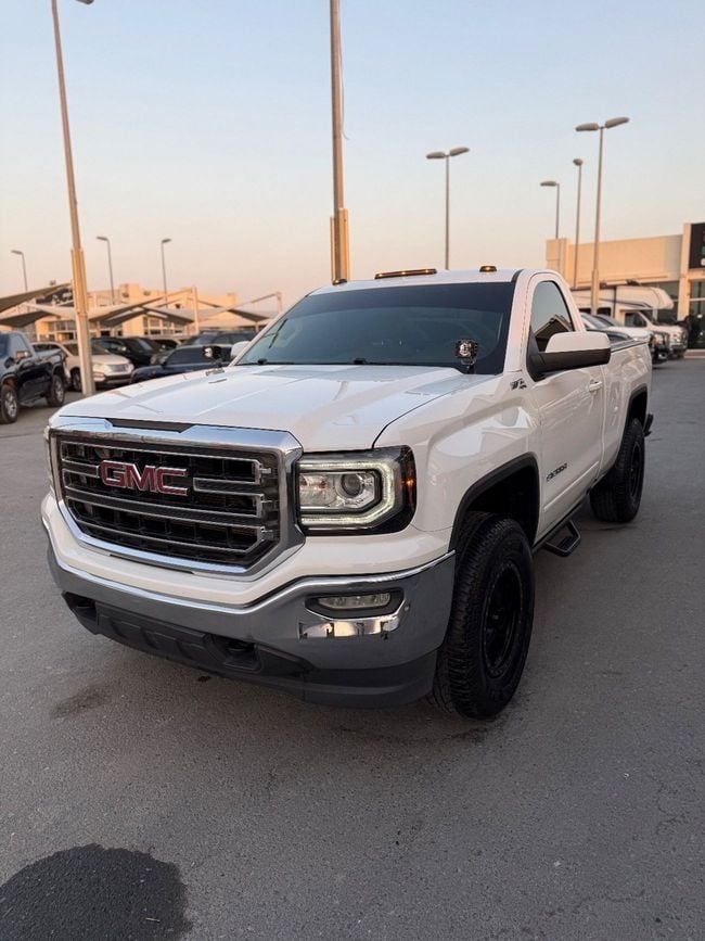 مستعملة GMC Sierra III (K2XX), 5.3 l, 2016 في في الشارقة من Emirates & Gulf used cars، اللون أبيض. مواصفات الخليج | AUTO.AE