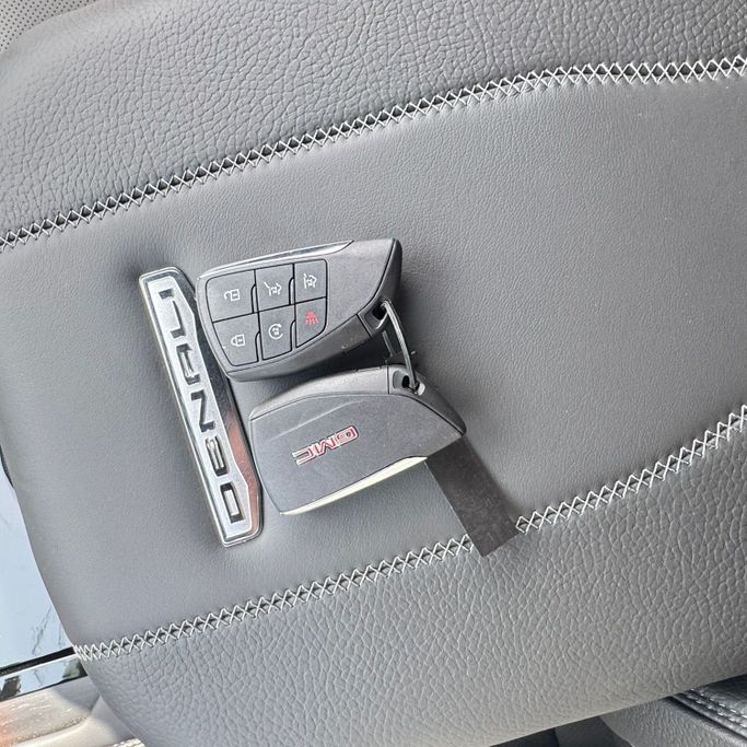 Новый GMC Yukon XL V Рестайлинг, 6.2 л, 2025 в Шардже от Alfaris Used Cars Красный цвет.  | AUTO.AE