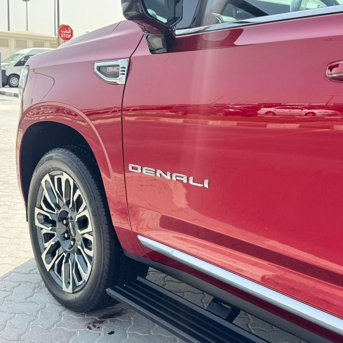 Новый GMC Yukon XL V Рестайлинг, 6.2 л, 2025 в Шардже от Alfaris Used Cars Красный цвет.  | AUTO.AE
