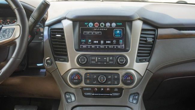 Подержанный GMC Yukon IV (GMT K2UG), 6.2 л, 2018 в Шардже от Alnujoom Al Malakiah Used Cars Белый цвет. GCC | AUTO.AE