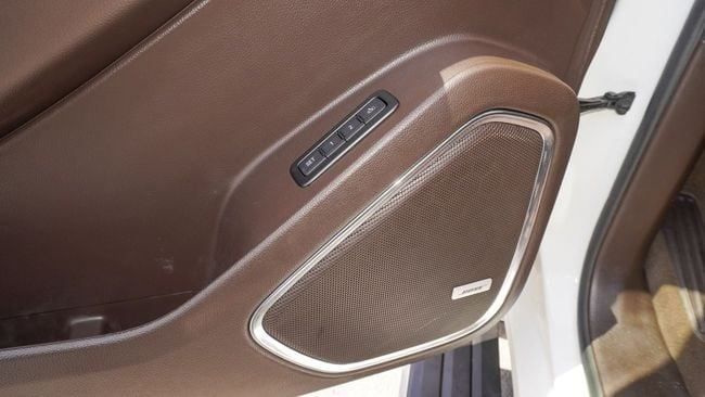 Подержанный GMC Yukon IV (GMT K2UG), 6.2 л, 2018 в Шардже от Alnujoom Al Malakiah Used Cars Белый цвет. GCC | AUTO.AE