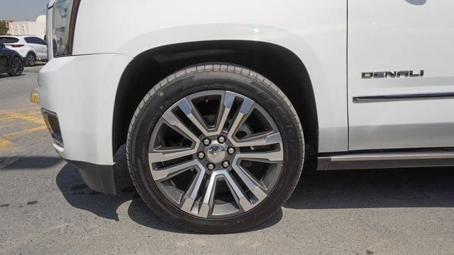 Подержанный GMC Yukon IV (GMT K2UG), 6.2 л, 2018 в Шардже от Alnujoom Al Malakiah Used Cars Белый цвет. GCC | AUTO.AE