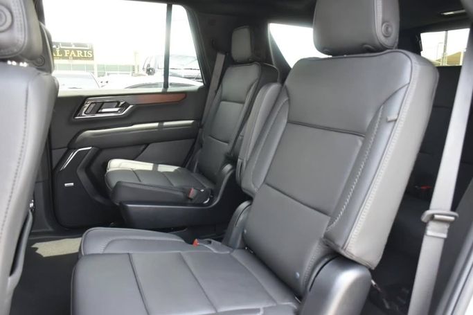 New GMC Yukon XL V Facelift, 5.3 l, 2025 in Sharjah by Alfaris Used Cars, Grey color.  | AUTO.AE