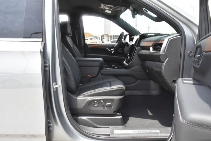 Подержанный GMC Yukon V Рестайлинг, 5.3 л, 2025 в Шардже от Alfaris Used Cars Серый цвет. Other | AUTO.AE