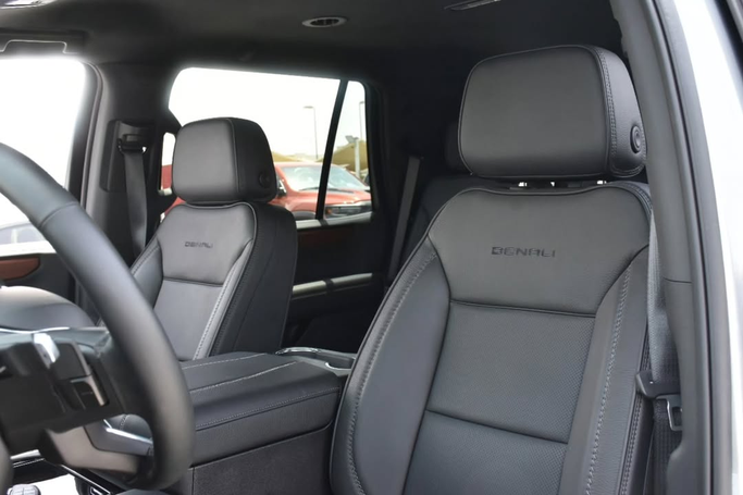 Подержанный GMC Yukon V Рестайлинг, 5.3 л, 2025 в Шардже от Alfaris Used Cars Серый цвет. Other | AUTO.AE