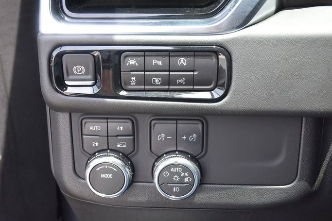 Подержанный GMC Yukon V Рестайлинг, 5.3 л, 2025 в Шардже от Alfaris Used Cars Серый цвет. Other | AUTO.AE