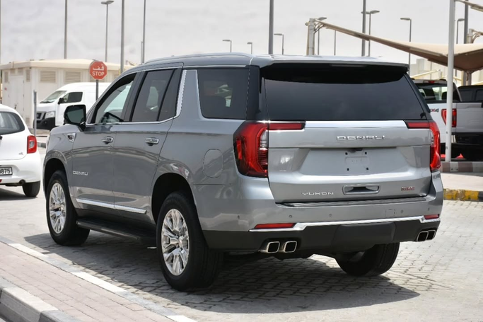 Подержанный GMC Yukon V Рестайлинг, 5.3 л, 2025 в Шардже от Alfaris Used Cars Серый цвет. Other | AUTO.AE