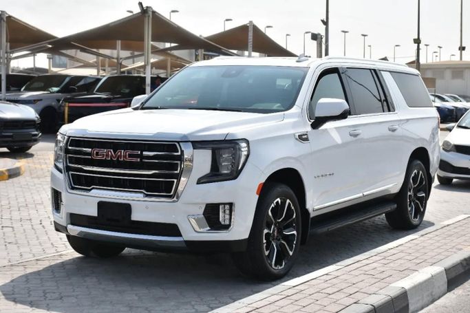 Подержанный GMC Yukon XL V, 5.3 л, 2023 в Шардже от Alfaris Used Cars Белый цвет. Other | AUTO.AE