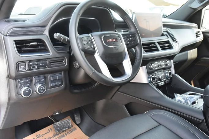 Подержанный GMC Yukon XL V, 5.3 л, 2023 в Шардже от Alfaris Used Cars Белый цвет. Other | AUTO.AE